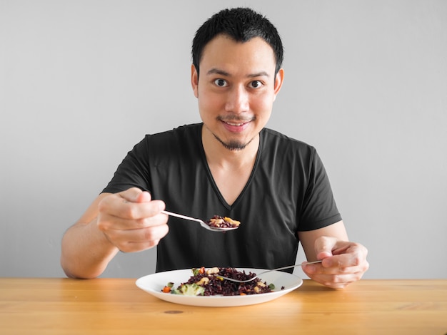 Homem asiático come comida limpa para uma boa vida saudável.