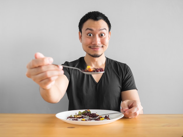 Homem asiático come comida limpa para uma boa vida saudável.