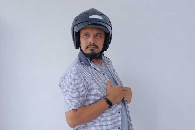 Homem asiático confiante usando capacete