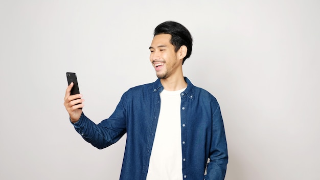 Homem asiático conversando por vídeo no celular