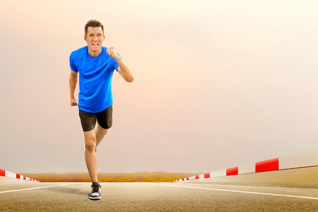 Homem asiático corredor correndo na pista de corrida