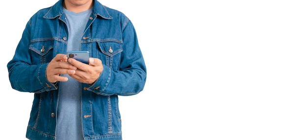 Homem asiático de camisa e jeans