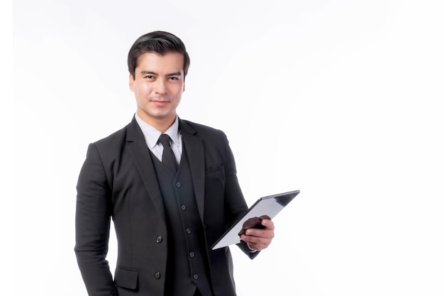 Homem asiático de negócios usando computador tablet de telefone inteligente isolado no fundo branco com conceito de pessoas de negócios de estilo de vida de espaço de cópia