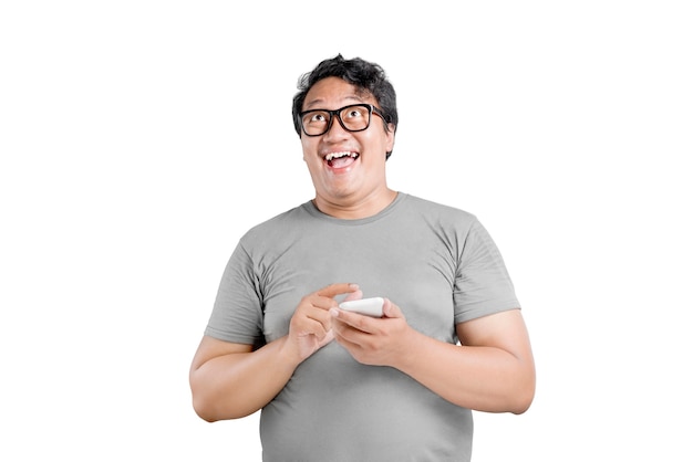 Homem asiático de óculos com expressão animada isolado sobre fundo branco