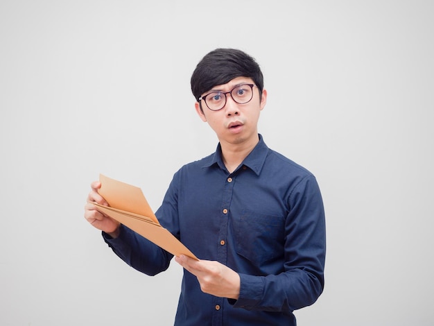 Homem asiático de óculos segurando um envelope de documento e se sentindo confuso ao olhar para o retrato da câmera