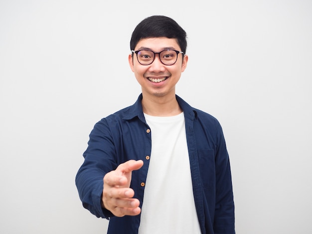 Homem asiático de óculos sorriso feliz dando a mão para você portriat fundo branco