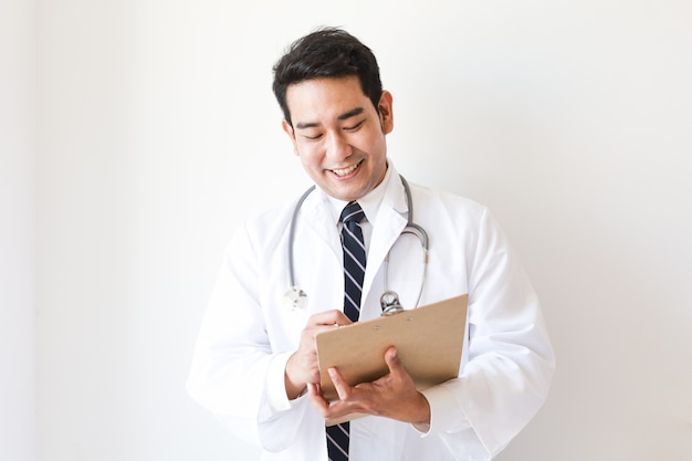 Homem asiático de uniforme médico no hospital