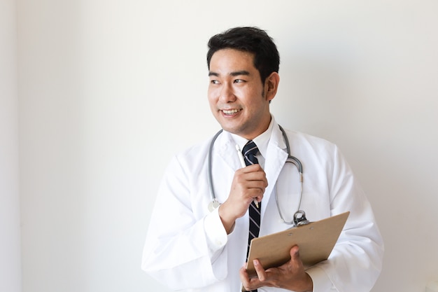 Homem asiático de uniforme médico no hospital