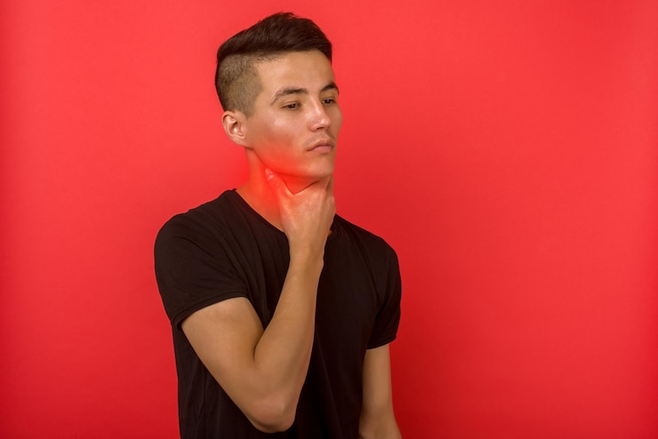 Foto homem asiático doente que sofre de dor de garganta as causas incluem gripe, resfriado comum, infecções bacterianas, alergias ao fumo, gerd ou imagem de tumor
