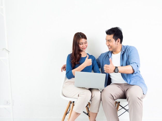 Foto homem asiático e mulher falando com o computador portátil para negócios sobre fundo branco