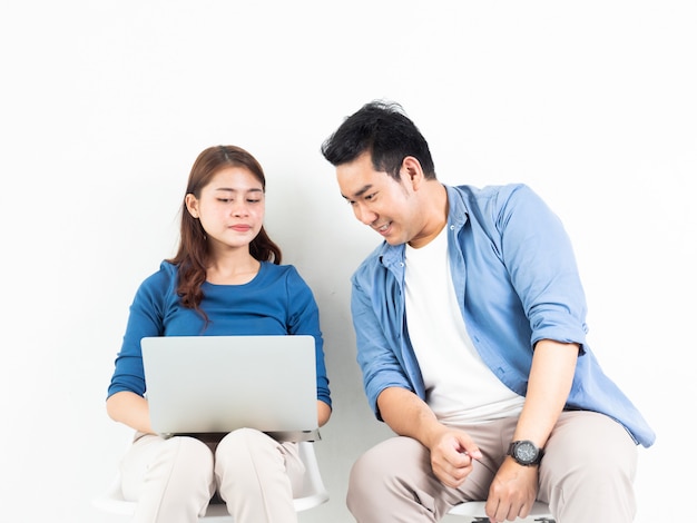 Homem asiático e mulher falando com o computador portátil para negócios sobre fundo branco