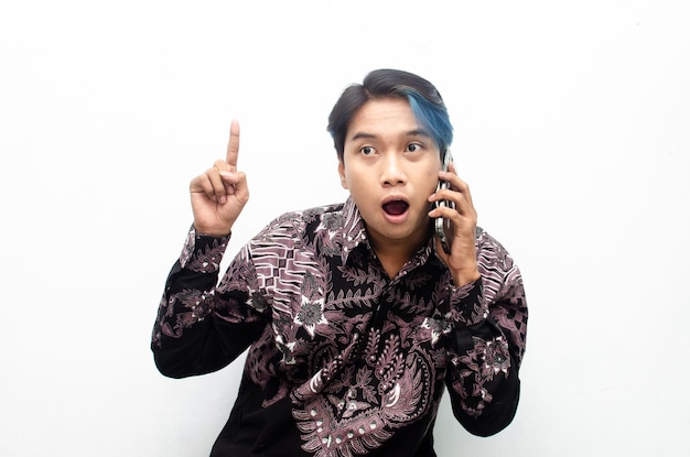 homem asiático elegante em peek a boo hair segurando o telefone