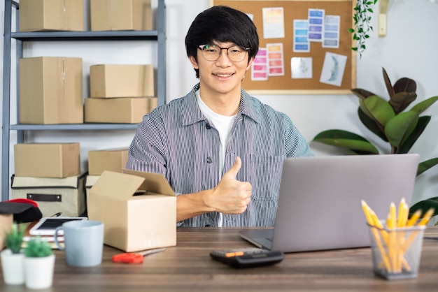 Homem asiático empreendedor startup empreendedor de pequena empresa PME freelance homem trabalhando