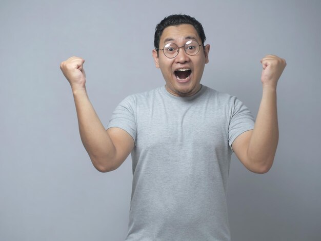 Homem asiático engraçado mostra expressão de felicidade surpresa