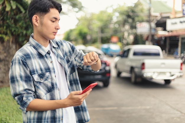 Homem asiático esperando táxi Uber