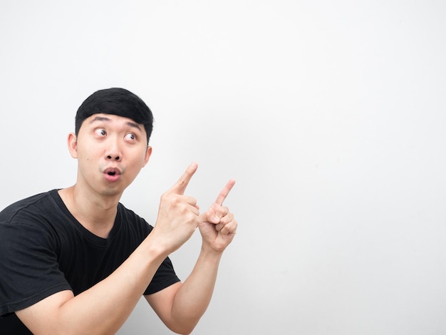 Homem asiático excitado dedo duplo de emoção no espaço de cópia