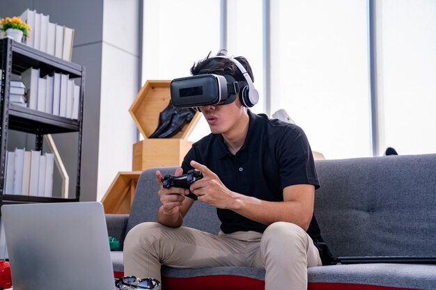 homem asiático jogando jogos online com óculos vr