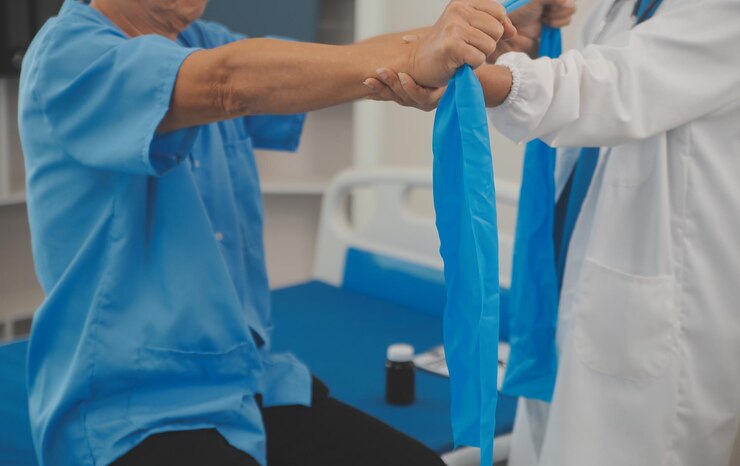 Foto homem asiático mais velho fazendo fisioterapeuta com apoio da enfermeira idoso sênior sentado no sofá na sala de estar usando exercício de treino com halteres para paciente com cuidador em cuidados de enfermagem