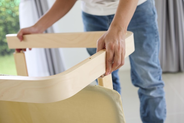 Homem asiático montando móveis em casa