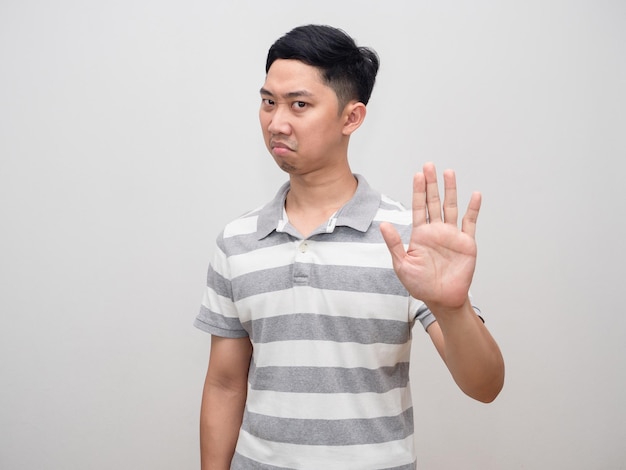 Homem asiático mostra parada de mão diz que ninguém não concorda isolado