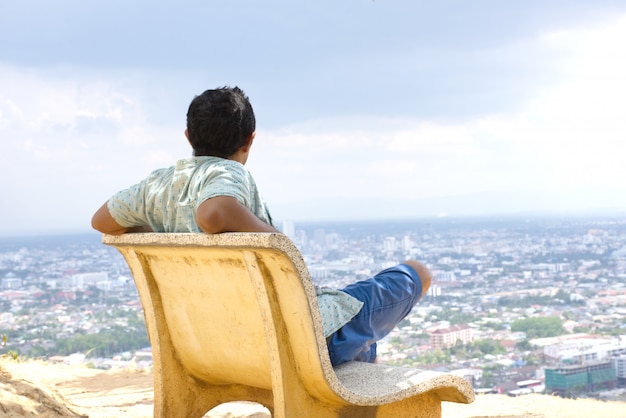 Homem asiático, olhando a vista da cidade da ásia