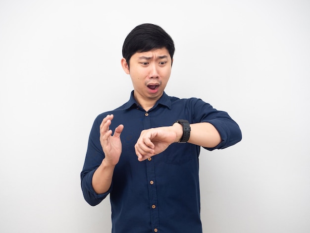 Homem asiático olhando para o relógio e se sentindo chocado com o conceito de atraso