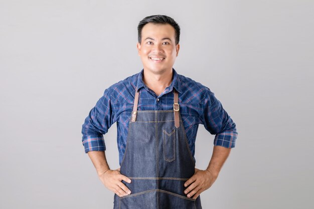 Foto homem asiático posando com uniforme de barista