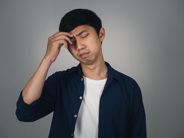 Homem asiático se sente deprimido e chorando sobre a vida infeliz isolada