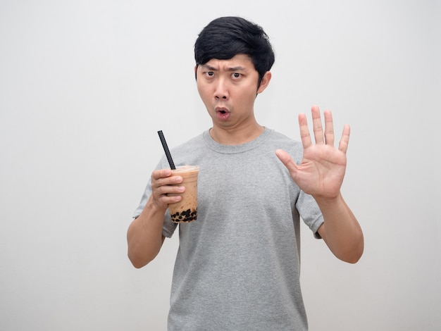 Homem asiático segurando a mão do show de chá boba diz que não há mais sobremesa
