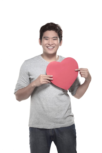 Homem asiático, segurando, coração vermelho