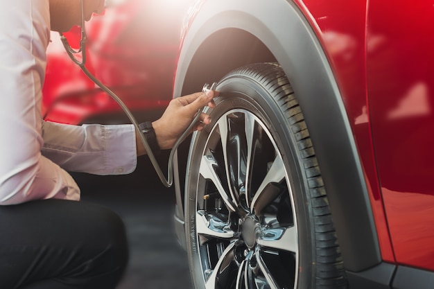 Homem asiático, segurando, estetoscópio, inspeção carro, borracha, pneus, car., Cima, mão