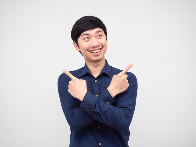 Homem asiático sorrindo com o braço cruzado e o dedo olhando para o fundo branco do retrato do espaço