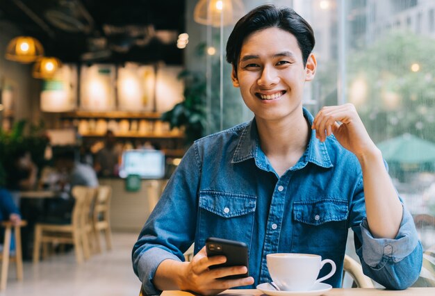 Homem asiático trabalhando em um café no fim de semana