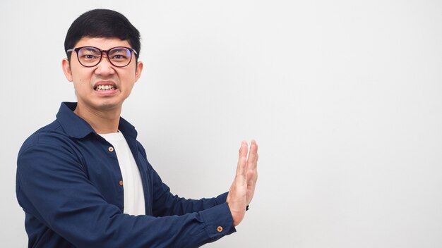 Homem asiático usando óculos gesto de emoção com raiva puxar algo cópia espaço fundo branco