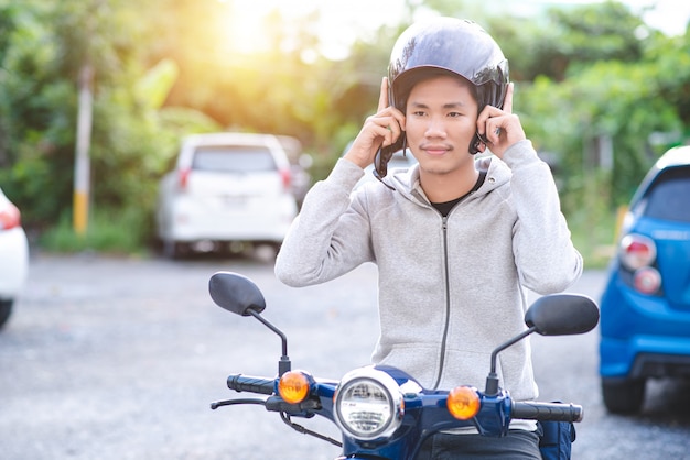 Foto homem asiático usando um capacete