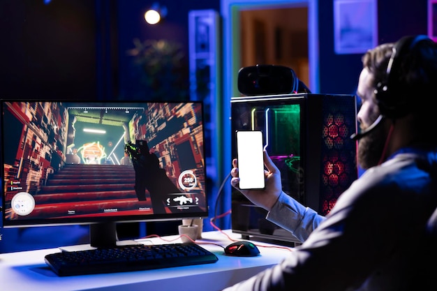 Homem assistindo a um tutorial sobre como terminar um videogame em um telefone modelo