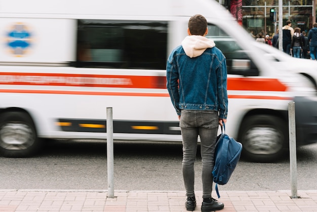 Foto homem assistindo ambulância passar