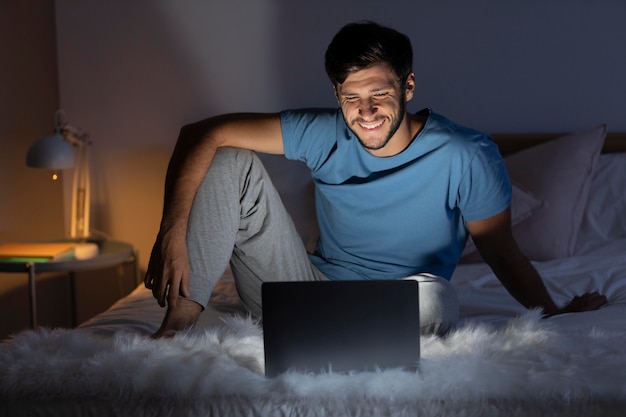 Foto homem assistindo seu filme favorito em um laptop