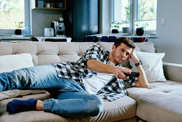 Foto homem assistindo tv em casa