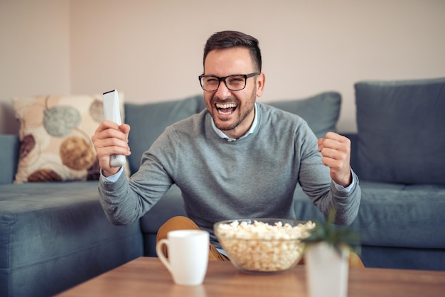 Foto homem assistindo tv