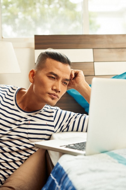 Homem assistindo vídeo educacional on-line