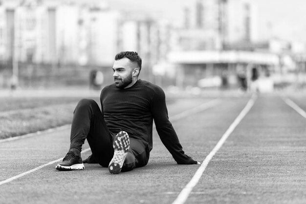 Homem atleta descansando depois de correr lá fora