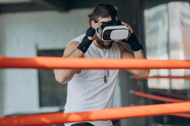 Homem atraente boxe no treinamento de fone de ouvido vr 360 para chutar em realidade virtual