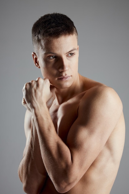 Homem atraente com músculos do braço protuberantes boxeador fisiculturista aptidão foto de alta qualidade
