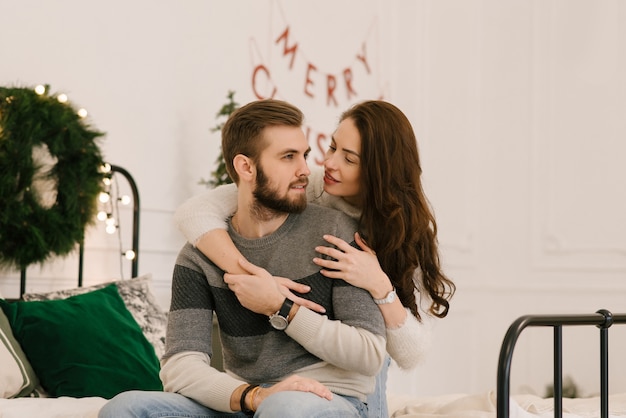 Homem atraente e amoroso e uma garota, o conceito de uma história de amor de natal