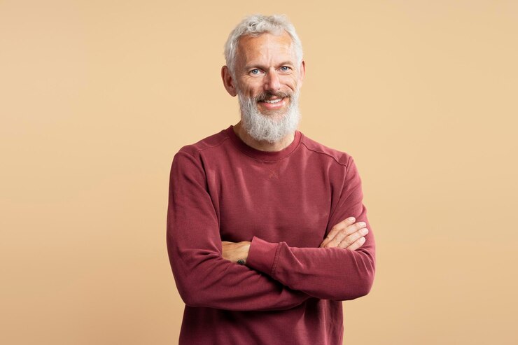 Foto homem atraente e sorridente, empresário de sucesso, vestindo uma camisola casual elegante, com os braços cruzados.