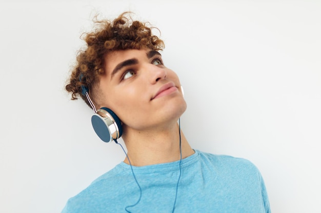 Homem atraente em fones de ouvido música emoções estilo de vida inalterado