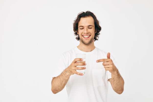 Homem atraente em um copo de camiseta branca de fundo isolado de água