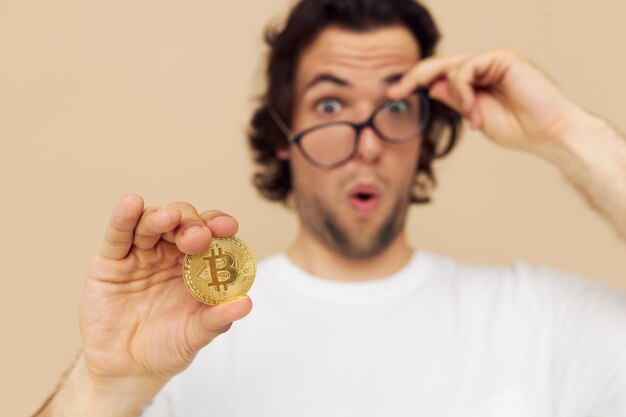 Foto homem atraente em uma camiseta branca com fundo isolado de criptomoeda bitcoin