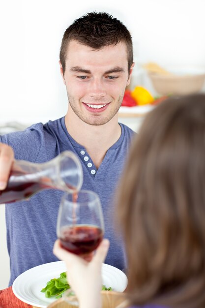 Homem atraente, jantando com sua namorada bebendo vinho